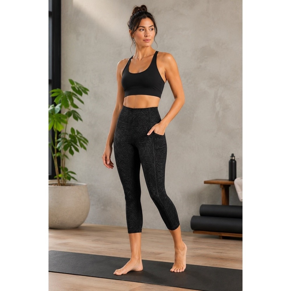 Athleta Ultimate Stash Pocket Embossed Capri Leggings Black Zebra Print L